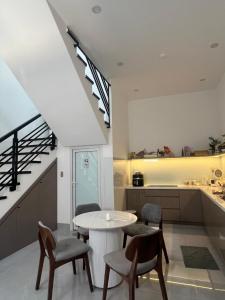 a kitchen and dining room with a table and chairs at Ancor Homestay in Phan Rang–Tháp Chàm