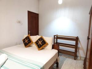 a small bedroom with two beds in a room at Green Shadow Inn in Galle