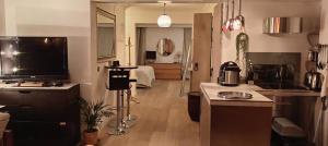 a room with a kitchen and a living room at Magnifique Loft 65m en Open Space in Paris
