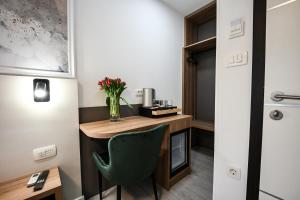 een kamer met een bureau en een groene stoel bij Laurea Rooms in Split