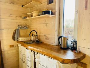 a kitchen in a tiny house with a sink at Väikse haldja onn in Majala