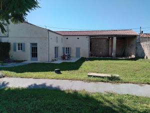 a house with a yard in front of it at Ty Véron, labellisé PMR in Asnières-la-Giraud +4 photos