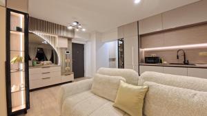 a living room with a couch and a kitchen at LUAME Residence , langa Arena Mall, aproape de centru in Bacău