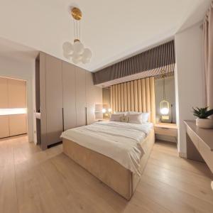 a bedroom with a large bed in a room at LUAME Residence , langa Arena Mall, aproape de centru in Bacău