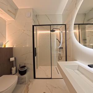 a bathroom with a shower and a toilet at LUAME Residence , langa Arena Mall, aproape de centru in Bacău +35 photos