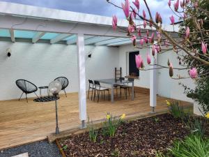 eine Terrasse mit Tisch und Stühlen auf einem Holzdeck in der Unterkunft Moselluft1 in Leiwen