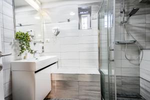 een badkamer met een wastafel en een douche bij Laurea Rooms in Split