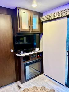 a kitchen with an oven and a microwave at Jennys creekside bliss in Otto