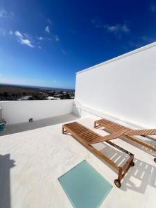 a wooden bench sitting on top of a roof at Gratitud Un refugio con encanto in Soo
