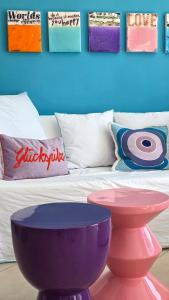 a room with a bed and a purple bowl on the floor at Apartment Monte Del Moro in San Agustin +20 photos