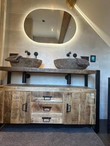 a bathroom with two sinks and a mirror at Op t hiem in Nes