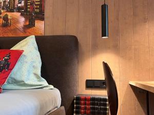 a bedroom with a bed with a red pillow and a table at Mitten im Zentrum Ferienwohnungen mit sonniger Terrasse in Telfs