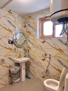 a bathroom with a sink and a toilet at Dream River Resort in Batakūt