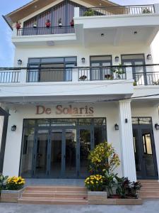 a building with a sign that reads de salarts at Sola Hòn Sơn in Lai Sơn