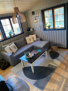a living room with a couch and a table at Bregnehytte in Leikanger