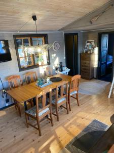 a dining room with a wooden table and chairs at Bregnehytte in Leikanger