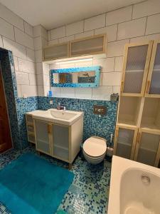 a bathroom with a sink and a toilet and a tub at Zum Langschläfer in Fredersdorf