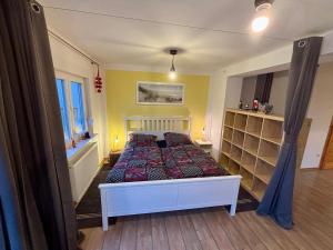a bedroom with a bed in a room at Zum Langschläfer in Fredersdorf