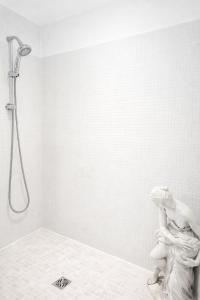 a bathroom with a statue of a woman in a shower at Le Reflet d'Azur - les pieds dans l'eau in Antibes
