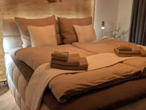 two beds with towels sitting on top of them at Palazzo Moni - Modernes Studio in der Nähe der Therme mit Balkon & Parkplatz in Bad Soden-Salmünster