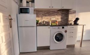 a kitchen with a refrigerator and a washing machine at Benal Beach Vibe in Benalmádena