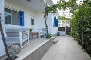 an indoor garden with a greenhouse and a patio at Velanidia House in Lygia