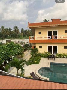 a house with a swimming pool in front of it at Complexe Hôtelier Lassavane in Jacqueville