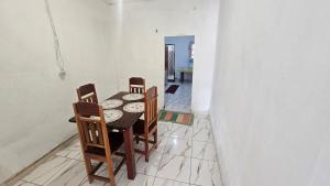 a dining room table and chairs in a room at Casa Vigia 2 Quartos in Vigia