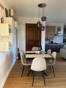 a dining room with a table and chairs at EOS Suite Apartment - a due passi da Piazza Pisanelli e Ospedale Panico in Tricase