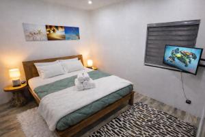 a bedroom with a bed with two towels on it at Hill Venue in Coquinbourg