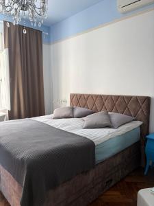 a bedroom with a large bed with blue walls at Apartment with spacious terrace Villa Floramy in Opatija