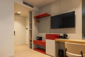 a room with a bar with a tv on a wall at Hotel Pusi in Sauk