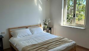 a bed in a bedroom with a window at Casa indipendente con giardino e vista mare - Casa Gennaro in Agropoli +13 photos