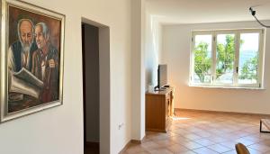 a living room with a painting on the wall at Casa indipendente con giardino e vista mare - Casa Gennaro in Agropoli