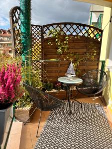 a patio with a table and chairs on a balcony at Ogrodowa Apartament in Ciechocinek