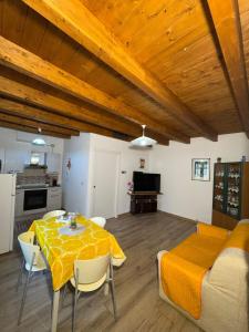 a kitchen and a dining room with a table and chairs at Ginepro Home Holidays in Villanova Monteleone