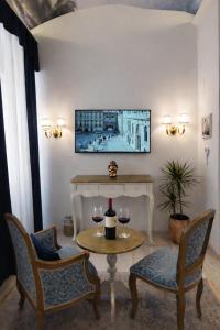 a living room with a table with two glasses of wine at Bed&Breakfast Andio in Dubrovnik