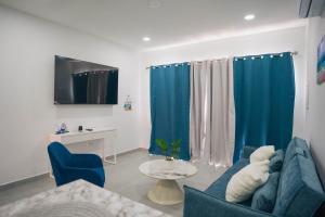 a living room with a blue couch and blue chairs at Chiquitos Apartments in Savaneta