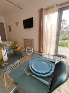 a table with a blue plate and a fork and knife at Gîte CANTO AZUL in Casal da Carreira