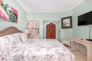 a bedroom with a bed and a desk and a television at Charming Condo in Great Location Pinacate 412 in Puerto Peñasco +34 photos