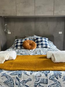 a bed with a pillow on top of it at Garden Prina-250mt Clinica Zucchi-Monza in Monza
