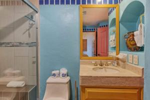 a bathroom with a sink and a shower and a toilet at Charming Cozy Condo Great View Pinacate 404 in Puerto Peñasco
