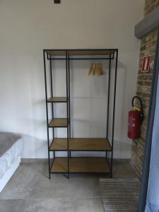 a book shelf in the corner of a room at Haillodge-gîte nature in Ohey