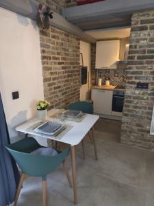 a kitchen and dining room with a table and chairs at Haillodge-gîte nature in Ohey