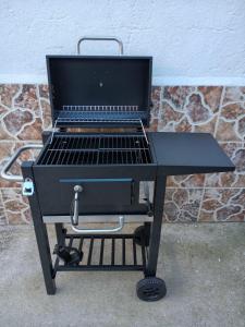 a grill sitting on top of a table at Los Tres Lobitos in Orgaz