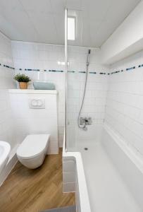 a bathroom with a tub and a toilet and a sink at L 'iris, studio Hyper-centre, rue Arcisse de caumont, nouvelle equipe d entretien in Caen