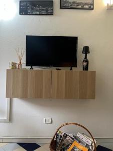 a flat screen tv sitting on top of a wall at Garden Prina-250mt Clinica Zucchi-Monza in Monza