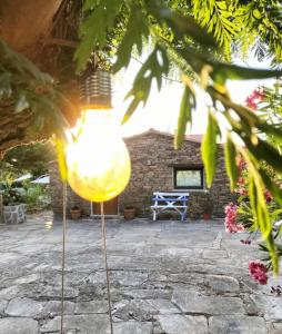 a yellow light on a pole in a yard at Casa da Eira in Pinheiro de Coja