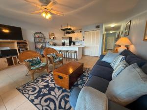 a living room with a blue couch and a table at Bimini Paradies South Bimini North Bimini Bahamas Bimini 10B Alice Town in South Bimini