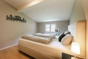 a bedroom with two beds and a window at LEVA Stay Luzern-Interlaken I Nature I Familie in Sarnen